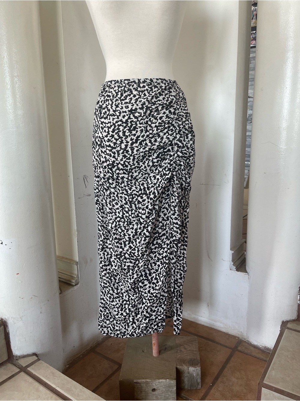 H&M Black and White Printed Ruched Midi Skirt